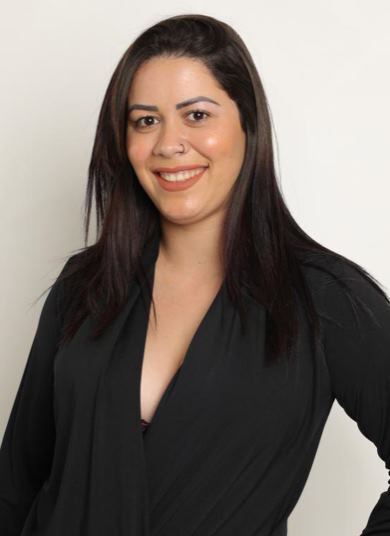 Nathana é cabeleireira e maquiadora