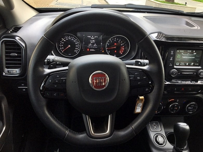 Painel não tem a parte superior macia, como no Jeep Renegade