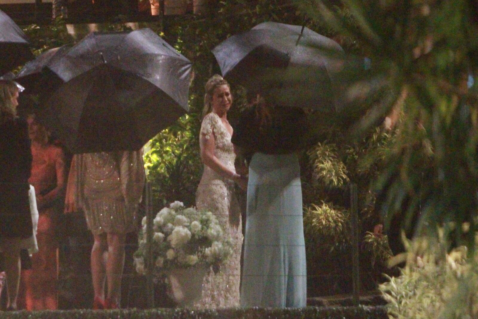 Luana estava com um vestido branco ajustado ao corpo. Scooby usava um terno cinza e tênis branco