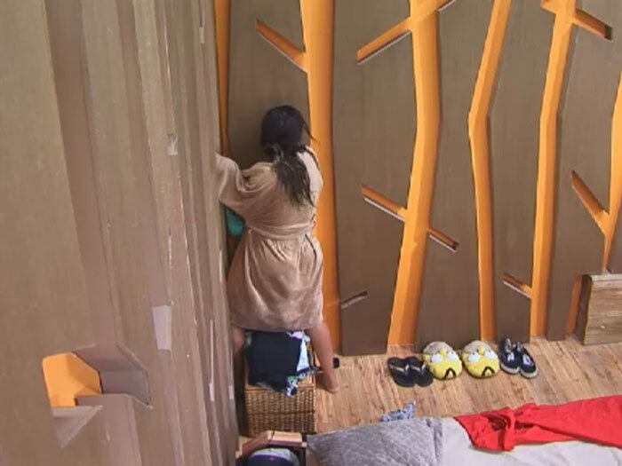 Andréia riu e perguntou
— Por que rasgou?
+ Relembre os convidados especiais da Fazenda
+ DH dispara para Babi: "Você foi rasteira"
+ Reconciliação? "Eu já tentei me aproximar de você", fala Babi para Leo
+ DH Silveira diz que tem bom coração, mas Heloisa "usou e rasgou"
+ Causou revolta! Pepê e Neném flagram Andréia conversando sobre peões
+ Será? Heloisa afirma que DH tentou se reaproximar dela
+ Babi tem certeza que vai para a Roça com DH
+ Da amizade ao ódio. Entenda como DH e Helô viraram inimigos declarados