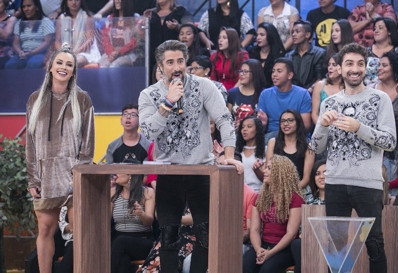 Pode até parecer
simples, mas a wheelsurf é bem difícil de ser conduzida e exige muito
equilíbrio do piloto
•VÍDEO: Paula Fernandes, Rayanne Morais, Rodrigo Capella e mais famosos se divertem no Muro dos Famosos