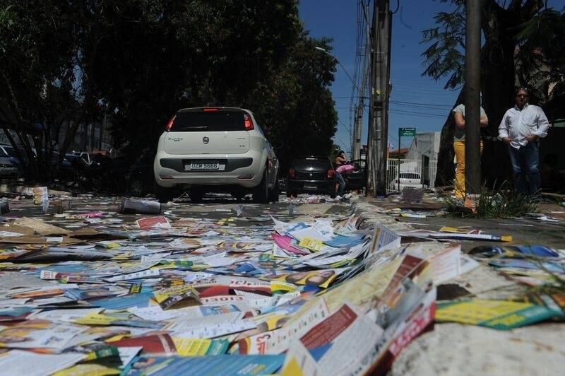 Distribuição de panfletos é crime eleitoral; ruas do Rio ficaram sujas