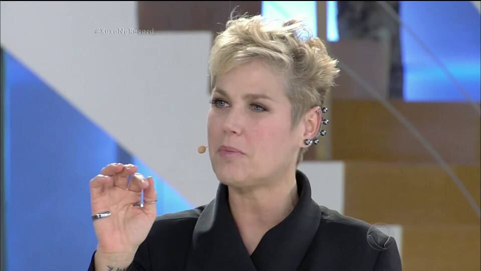 "Na Argentina, eu ganhei dois vira-latas, uma era loira e a outra morena. E isso aconteceu bem na época que falavam que eu tinha rixa com as duas. Daí resolvi colocar os nomes de Angélica e Mara, porque eu só vou colocar os nomes de quem eu gosto", explicou a apresentadora