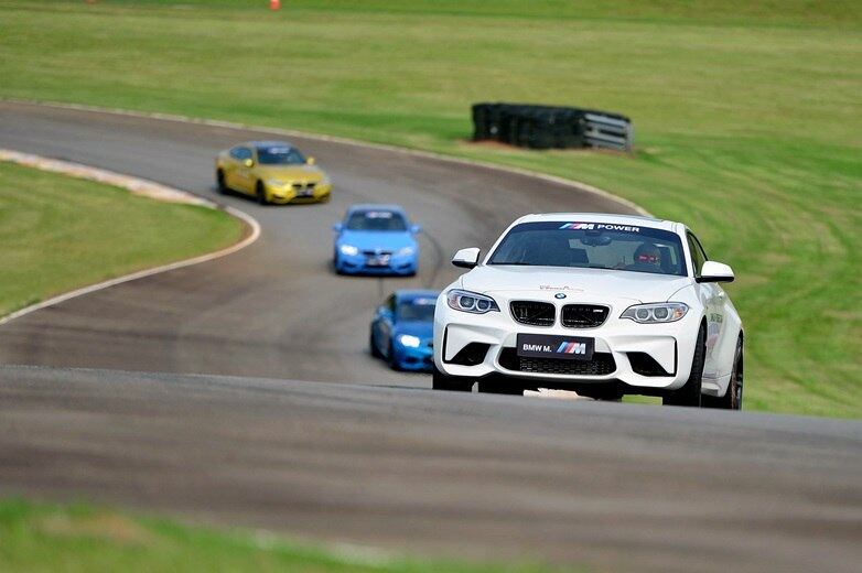 Como eu sabia que estava com todos os 375 cv disponíveis a qualquer momento, fiquei na defensiva e fui conhecendo o seu comportamento ao longo das quatro voltas disponíveis