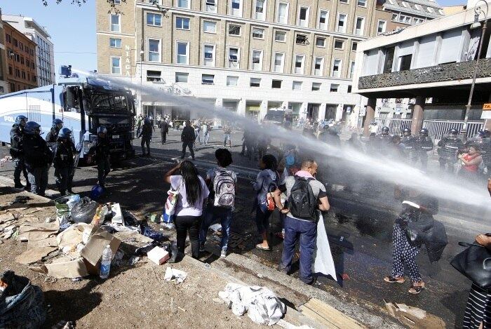 Polícia italiana usa canhões de água para expulsar refugiados acampados em praça, em Roma
