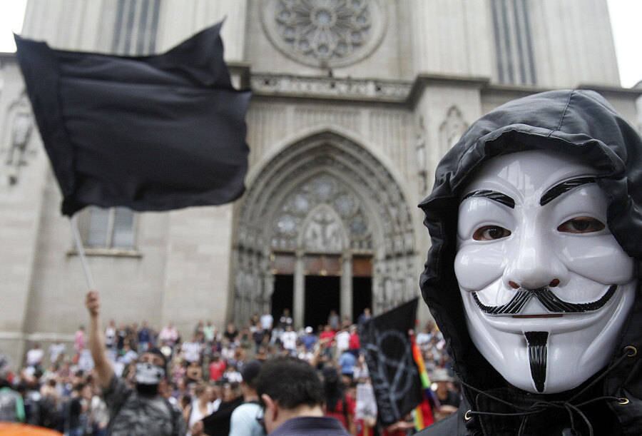 Concentração da Marcha Antifascista, na Praça da Sé, centro de São Paulo, neste sábado. Os manifestantes seguirão em passeata até o prédio que abrigou o antigo Deops/SP (Departamento Estadual de Ordem Política e Social de São Paulo), na Luz, também região central. Policias militares escoltam o grupo