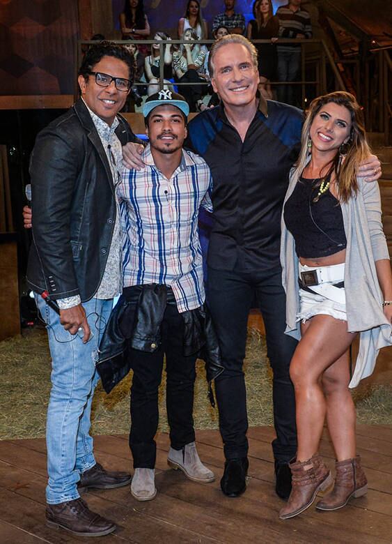 Depois de três meses de muito trabalho e dedicação,
Roberto Justus se despediu e avisou que em 2016 tem mais. Agora o que nos resta
é curtir os últimos momentos e esperar a próxima edição  



+ Veja as expressões de Ana Paula Minerato, vice-campeã de A Fazenda 8
+ Douglas Sampaio é o campeão de A Fazenda 8. Relembre a participação do vencedor
+ Ana Paula Minerato é vice-campeã de A Fazenda 8. Veja como foi a participação da peoa no reality show
+ Luka Ribeiro é o terceiro colocado de A Fazenda. Relembre a trajetória do ator
+ “Tem participante que vai colher frutos muito ruins aqui fora”, crava JP Mantovani
+ Douglas leva tapa na cara de Mara Maravilha, cai no choro e afirma: "Ela não merece um pingo de respeito"
+ Veridiana joga bebida em Marcelo Bimbi durante festa de encerramento e causa climão

