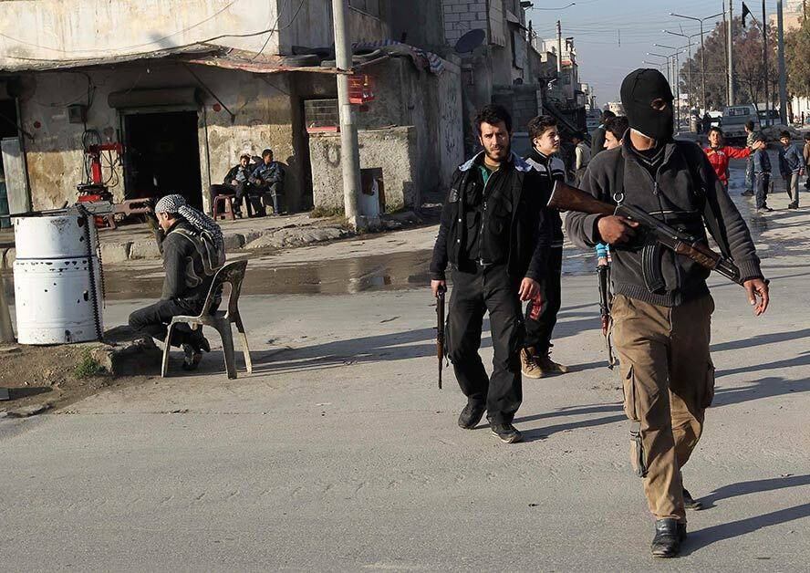 A guerra travada nos últimos dias entre rebeldes sírios e militantes da Al Qaeda aumentou o "policiamento" nas ruas de Aleppo. Acima, rebeldes do Exército Livre da Síria fazem rondas em um ponto de checagem (checkpoint) para evitar a volta dos militantes