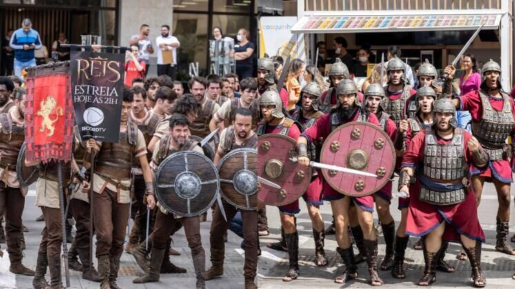 Israelitas e filisteus invadiram a principal avenida da cidade de São Paulo e iniciaram uma guerra em plena luz do dia. Todos que passavam pelo local pararam para admirar a cena