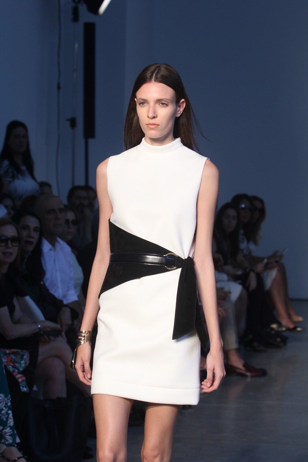 O segundo dia de desfiles da temporada inverno 2015 da São Paulo Fashion Week começou com a coleção do estilista Pedro Lourenço, nesta terça-feira (4). As modelos entraram na passarela após uma hora de atraso e vestiram peças feitas de diferentes materiais, que iam desde os trabalhos com paetês até detalhes com argolas de meta. Além dos casacos e saias que deram um ar sexy à coleção, as sandálias com saltos largos, arredondados e amarrações no tornozelo também foram destaque na passarela