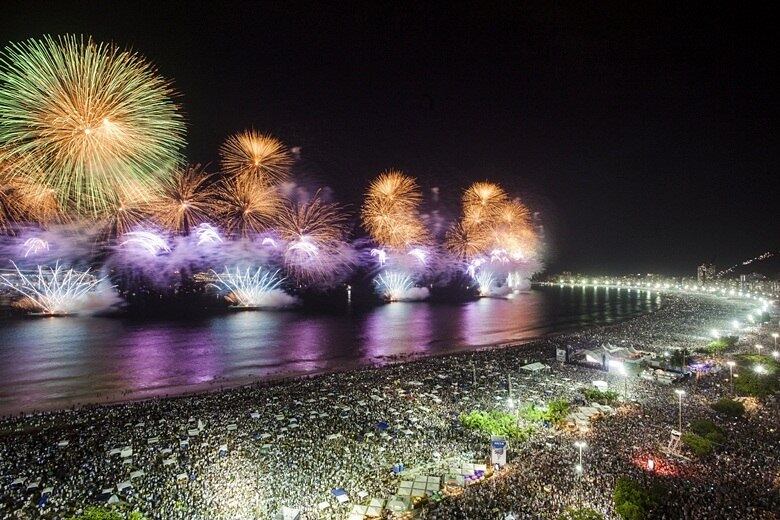 Mesmo assim, a queima de fogos em Copacabana foi belíssima e emocionou o público, estimado em dois milhões pela Riotur. Nesta imagem, a vista do show pirotécnico na cobertura do Porto Bay Internacional Hotel
