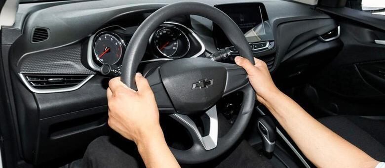 No teste de ergonomia é possível perceber três tipos de material de acabamento: logo é preto