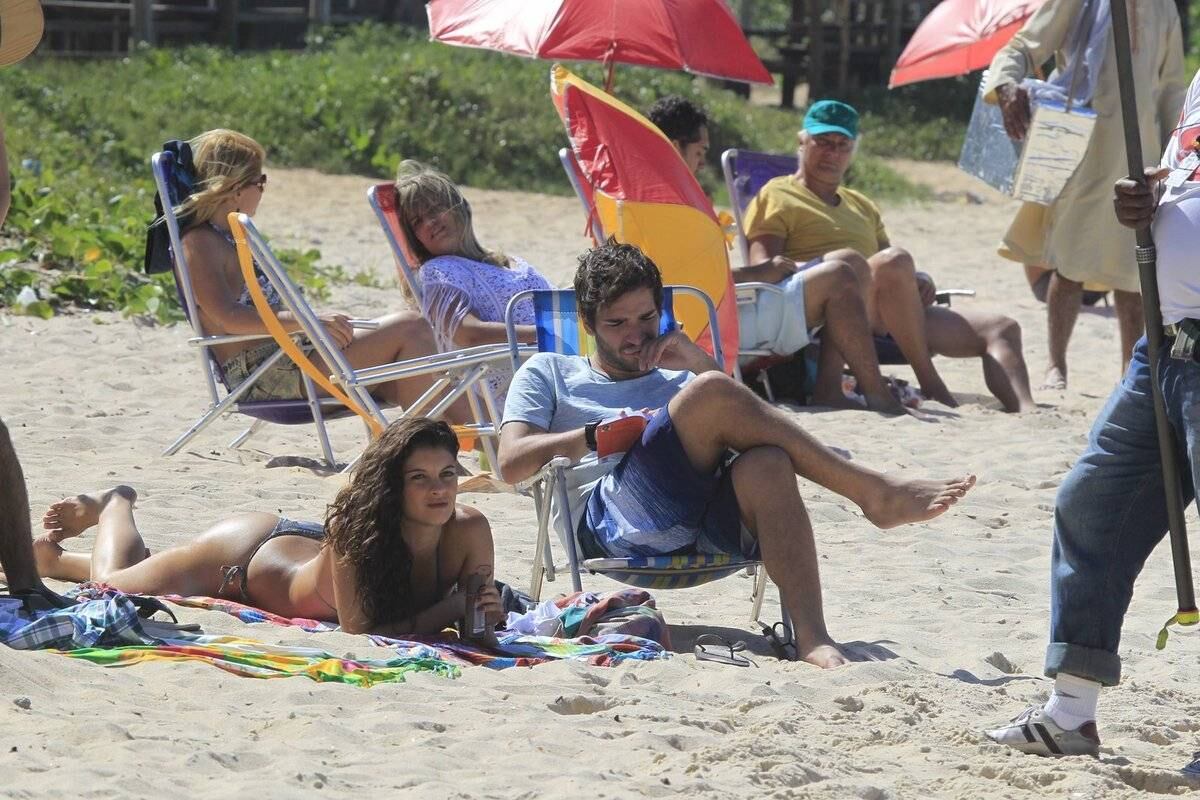 Ana Terra Blanco, mais conhecida como Lu N na trama, também esteve no local e ficou deitinha ao lado de Humberto Carrão