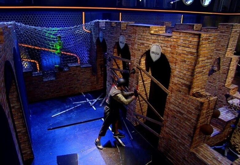 Eles ainda enfrentam outra série de portas, misturando ripas de madeira e
cabos de aço