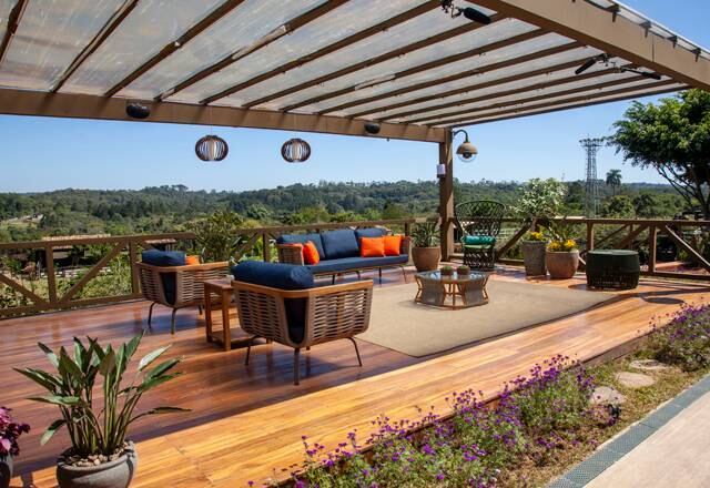 Além disso, eles possuem uma área especial para poder observar o pôr do sol do interior paulista e ainda poder relaxar com conforto