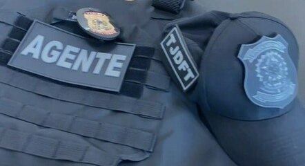 Distintivos e uniformes foram apreendidos