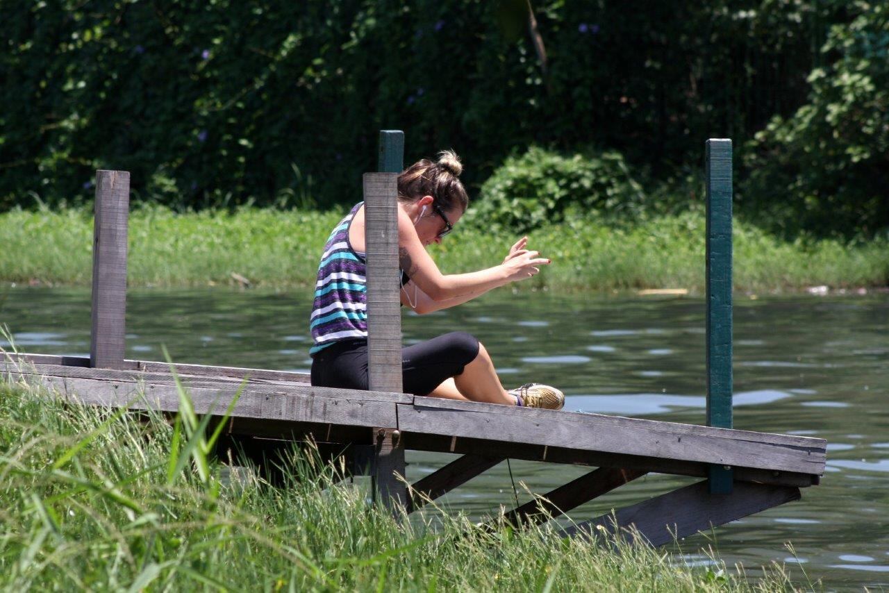 Juliana Didone tem dia de malhação em meio a natureza