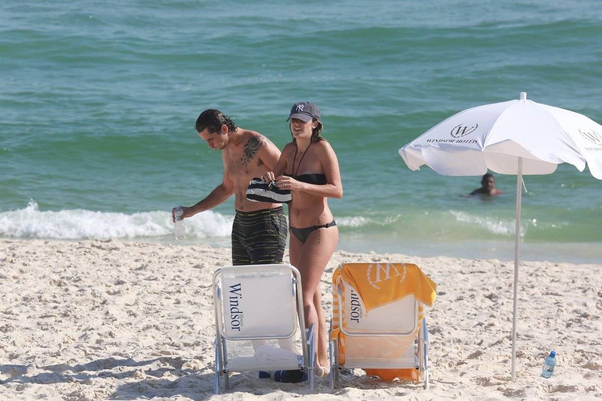Rafa Brites e Felipe Andreoli curtem dia de sol em praia do Rio de Janeiro