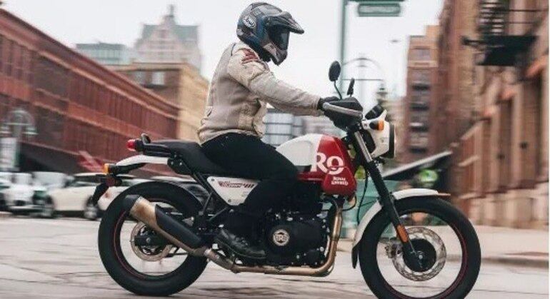 Royal Enfield Scram 411 tem 2,16m de comprimento