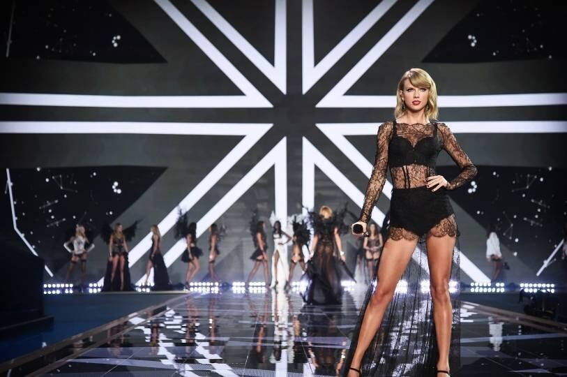 2º Blank Space - Taylor Swift

Parece que a transformação da carreira musical de Taylor Swift só a fez bem! Deixando o country de lado e caindo nas graças do pop de vez, ela emplacou o segundo lugar da lista de melhores músicas do ano com Blank Space. Segundo a lista, "Taylor nunca foi tão divertida"