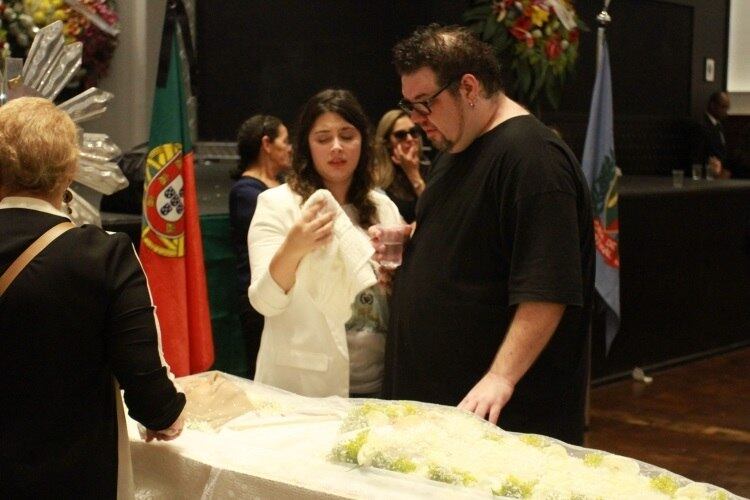 Rodrigo Leal, filho do cantor, ficou muito emocionado no velório do famoso pai