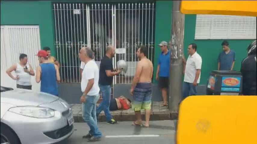 O suspeito foi "rendido" pela população e chegou a ter parte de sua roupa retirada