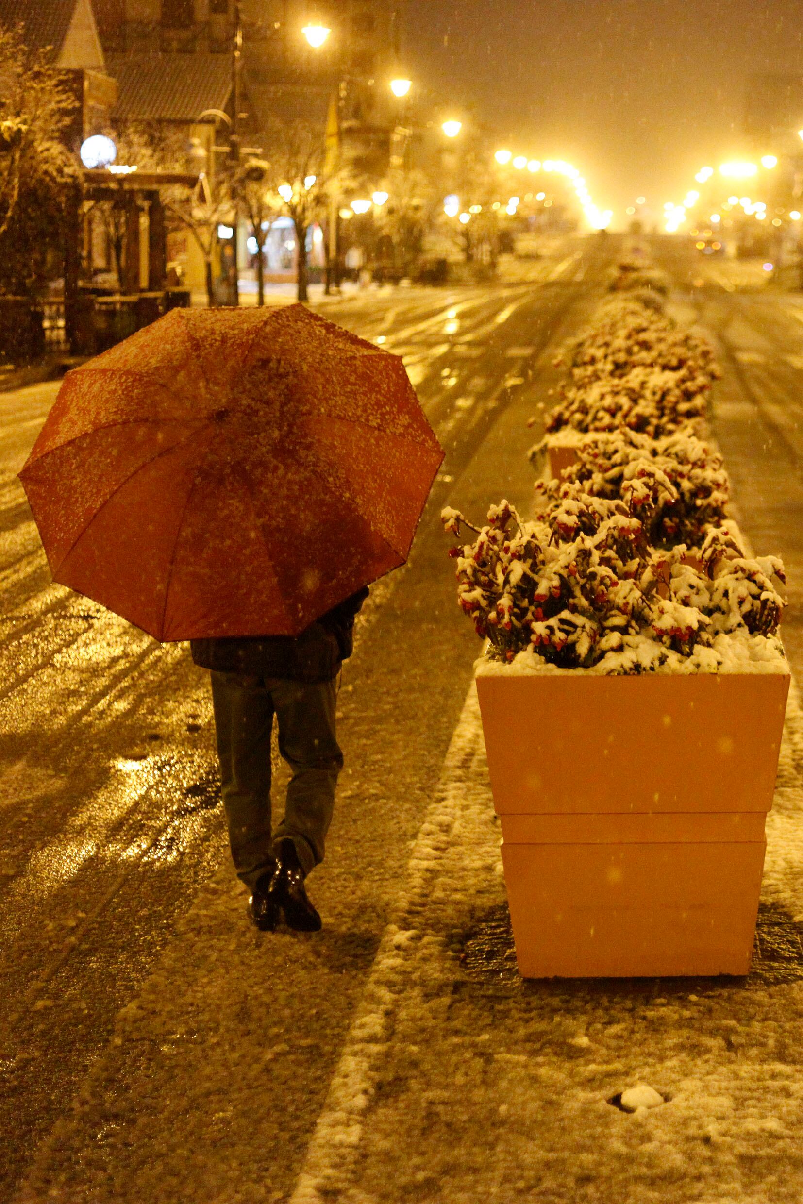 Subiu para mais de 8.100 o número de pessoas fora de casa no Rio Grande do Sul por causa das chuvas, segundo o último relatório da Defesa Civil divulgado às 6h desta terça-feira (27). Até agora 2.706 pessoas ficaram desabrigadas (levadas a abrigos do município) e 5.428 desalojadas (levadas para casas de parentes e amigos)