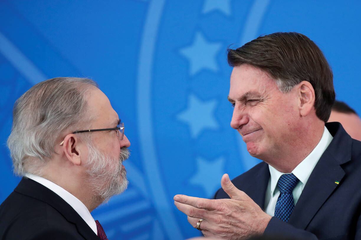 FILE PHOTO: Brazil's President Jair Bolsonaro talks with Brazil's Prosecutor-General Augusto Aras during swearing-in ceremony of Brazil's new Health Minister Nelson Teich, at Planalto Palace in Brasilia, amid coronavirus disease (COVID-19) outbreak, in Brasilia, Brazil, April 17, 2020. REUTERS/Ueslei Marcelino/File Photo