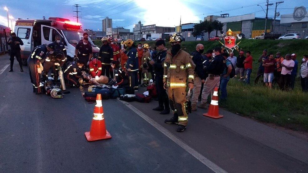 Bombeiros tentaram reanimar o motociclista, que não resistiu aos ferimentos e morreu no local