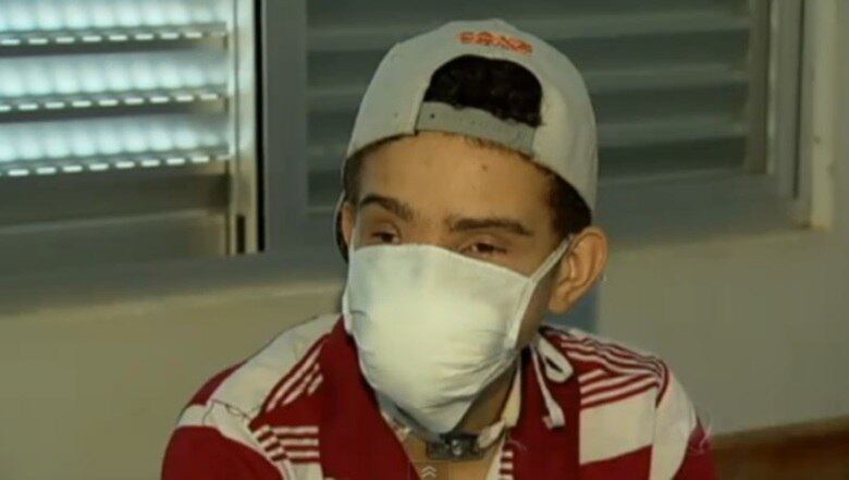 

O
jovem Samuel, de 20 anos de idade, recebeu alta do hospital de Goiás, após
passar por um transplante para reconstruir seu rosto. Ele foi atingido por
fogos de artifícios em um show sertanejo onde trabalhava no interior de Goiás
em novembro do ano passado. Considerado inédita no Estado, a cirurgia contou
com vinte médicos e durou quinze horas. Ele ainda precisará passar por outras
operações para reconstruir os ossos de seu rosto
