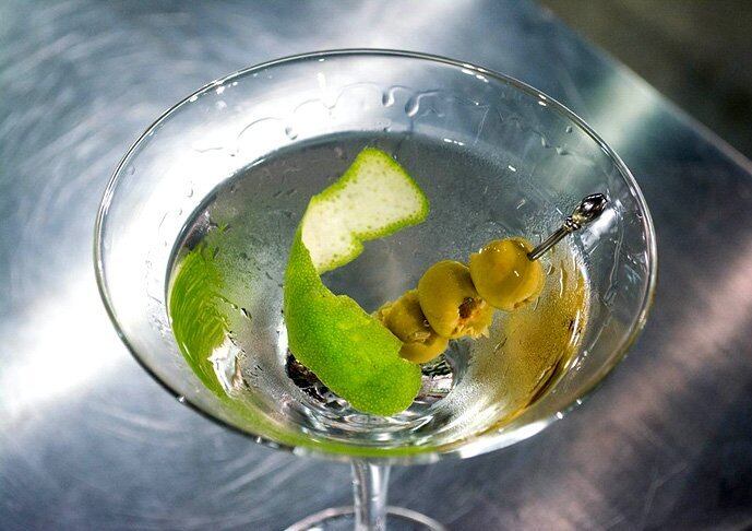 O martini é uma bebida italiana feita à base do próprio gim e com outra bebida alcoólica, o vermute. O teor alcoólico é de aproximadamente 16%.
