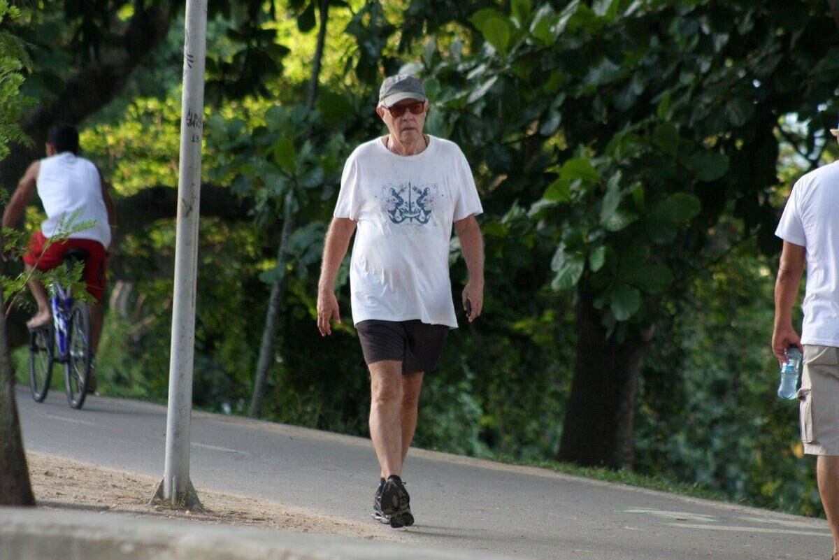 Aos 69 anos, Ney Latorraca mostra cansaço em dia de caminha no Rio de Janeiro