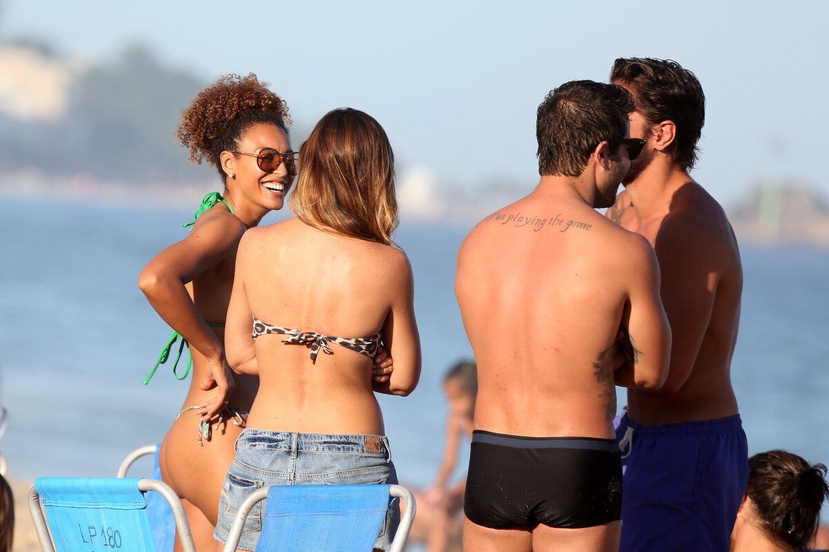 Sheron Menezes exibe corpão em dia de praia com os amigos no Rio de Janeiro