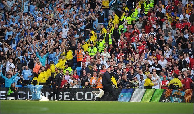 Depois de trocar o Arsenal pelo Manchester City, Adebayor percorreu todo o gramado para comemorar na frente da torcida do ex-clube. Resultado: cadeiras no gramado, cuspes e invasão de campo