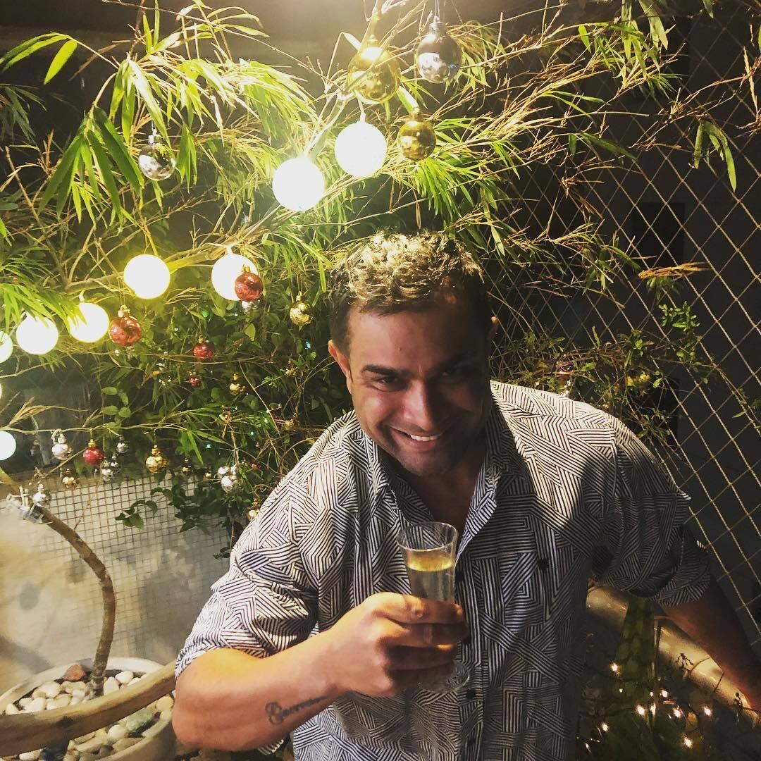 Evandro Santo celebrou a data com uma taça de champanhe nas mãos