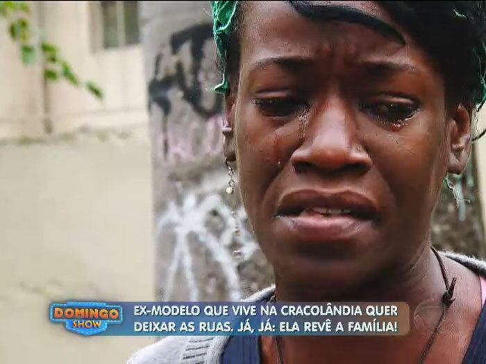 Há 5 anos, Flávia abandonou a filha Joice e o filho Arthur para fugir com um homem que conheceu. Sobre ser indagada se ele a teria levado para as drogas, respondeu: "Não vou botar a culpa nele porque ele não me obrigava, mas infelizmente, um dia ele deixou um pedacinho lá e eu experimentei"
+ Vídeo: Filha pede ajuda para resgatar mãe ex-cabeleireira e modelo da Cracolândia
+ Aproveite e confira as matérias do programa Domingo Show
+ Já curtiu a página do Domingo Show no Facebook? É só clicar!
+ Siga o Domingo Show no Twitter e receba conteúdos exclusivos!