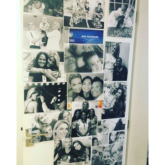 A porta do camarim da apresentadora foi decorada com fotos da família