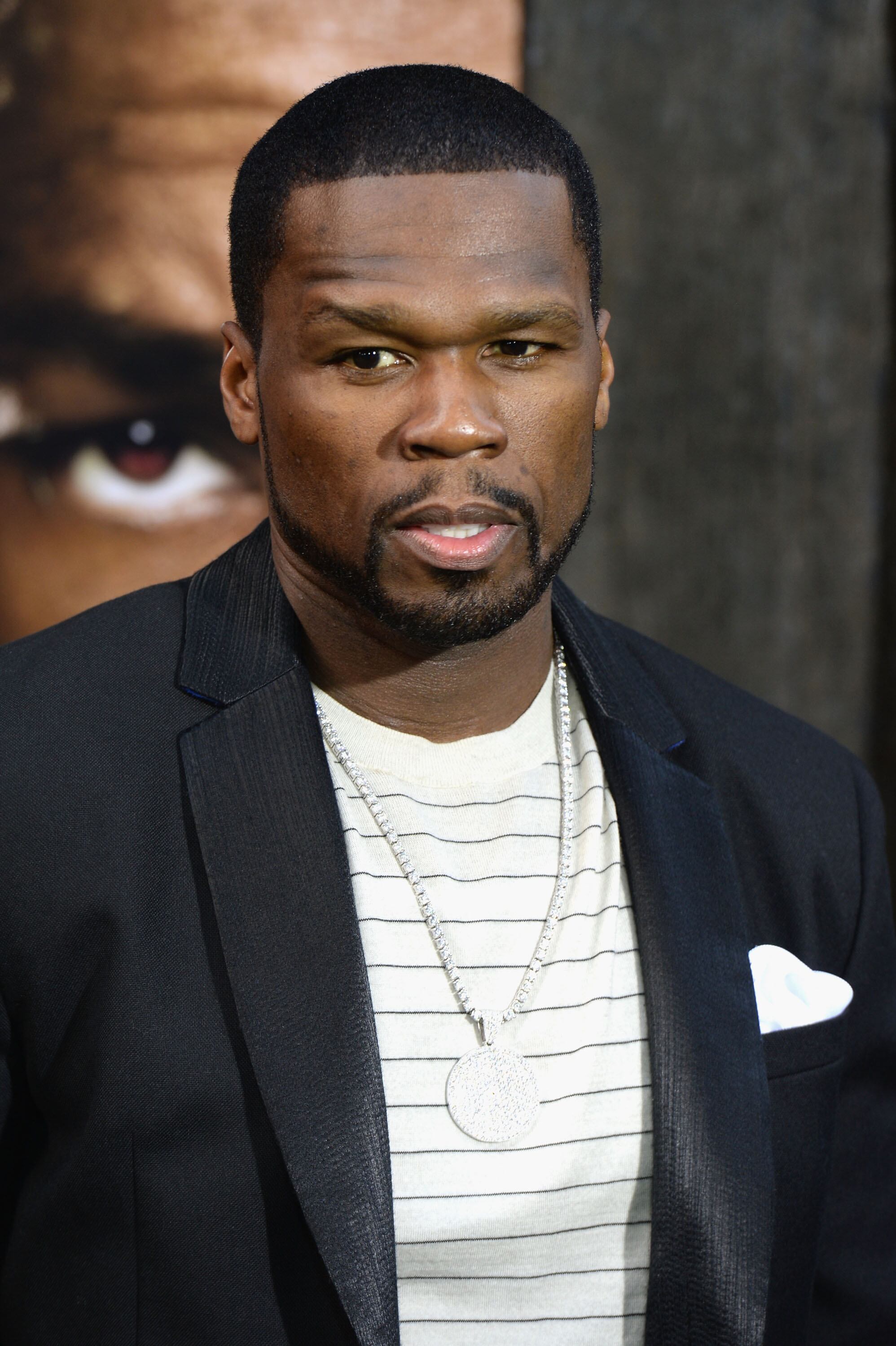 50 Cent
Quando nasceu, sua mãe tinha apenas 15 anos. Quando ela morreu, estava com 12, nesta idade, já era traficante de drogas