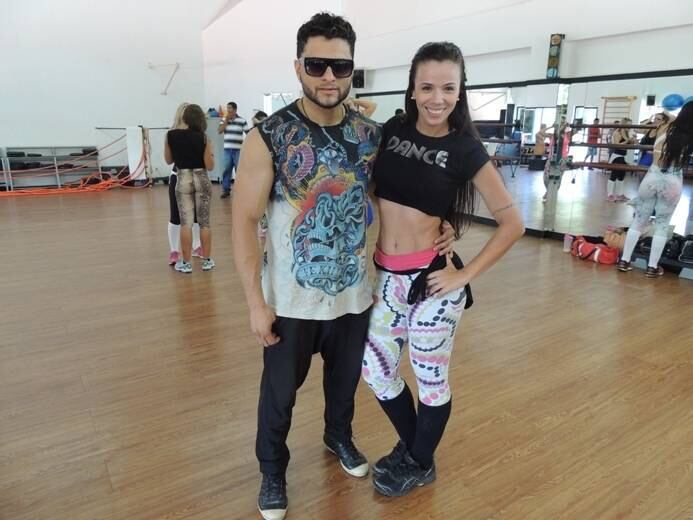 O coreógrafo Jojo Vibe contou ao R7 como foi a escolha das
novas dançarinas do Latino.
    
— As três são carismáticas, tem muita dança e são lindas. Se
mostraram muito bem no vídeo que fizemos, mostraram desenvoltura ao dançar
sozinha e se mostraram muito profissionais. De cara o Latino amou as três na
formação que eu fiz inicialmente e disse: “Quero essas meninas”. Segunda-feira
(13) já começamos a ensaiar a coreografia da turnê desse ano