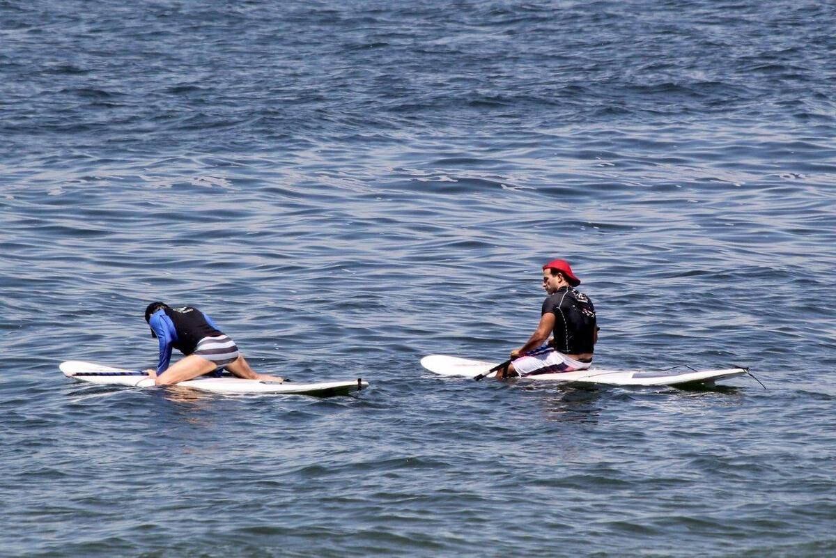 Marcelo Serrado e Anderson Di Rizzi aproveitaram o tempo livre, nesta sexta-feira (21), para praticar stand up paddle em Ipanema, no Rio de Janeiro

