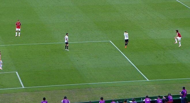 O absurdo pênalti para o Inter. Lance primário que seria anulado no VAR