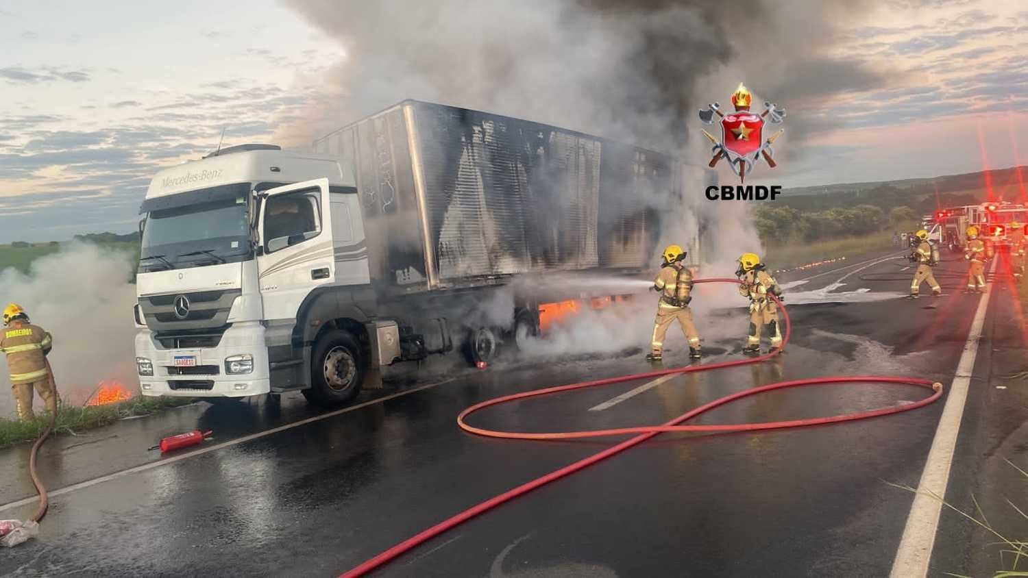 Caminhão pega fogo na BR-020