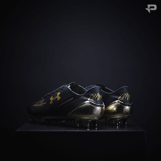 Além da branca com azul, a Under Armour também tem um modelo na cor preta