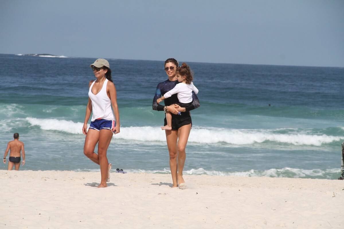 Grazi Massafera curtiu dia de sol na Barra da Tijuca