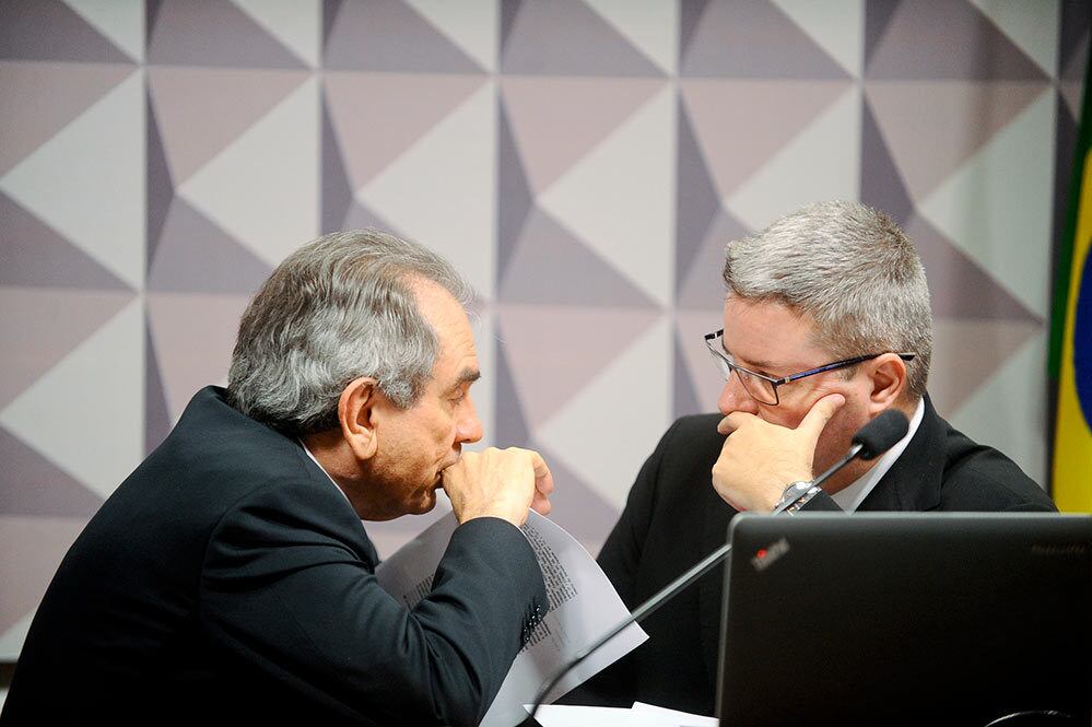 Lira e Anastasia conversam durante comissão de impeachment