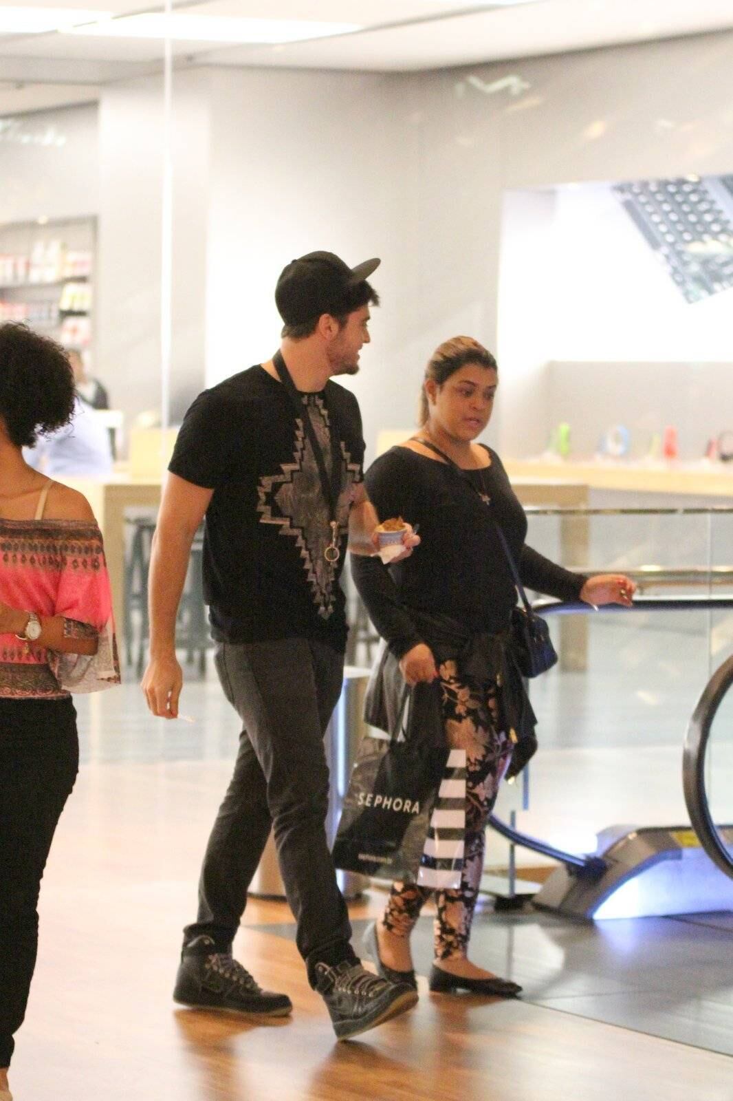 Preta Gil e Rodrigo Godoi passeando pelo shopping Village Mall, Rio de Janeiro