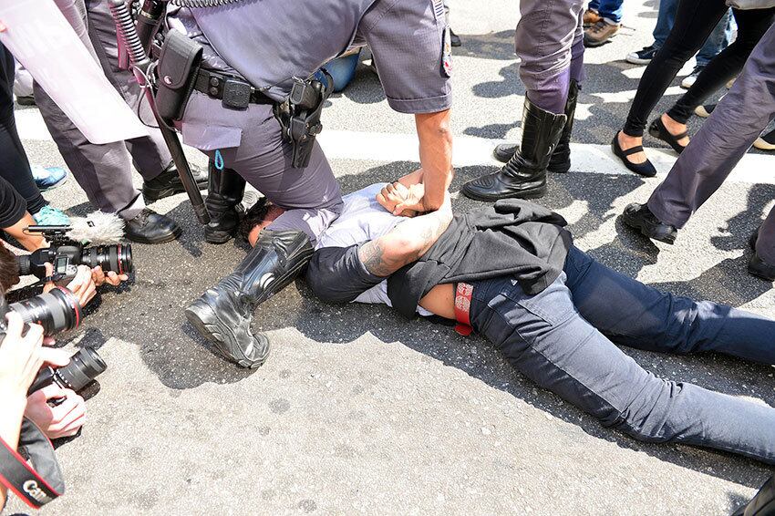 Borrely afirma que seu próprio pai é um
"ex-militar de direita", mas que "teria nojo" de um ato
como o organizado em apoio a Donald Trump nesta tarde.



— O grande problema do Trump não é nem ele, são seus
seguidores. Ele é só um showman. Essas pessoas levantam bandeira ao lado de
neonazistas, de fascistas. Isso é perigoso