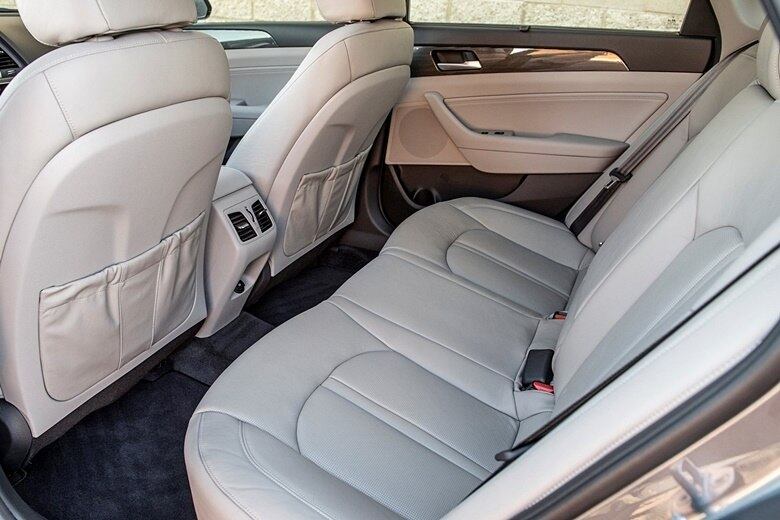 Por dentro, o sedã manteve as medidas generosas. Há farto espaço na cabine, com saídas de ventilação para a turma do banco traseiro. O novo Sonata chega em breve às lojas norte-americanas. No Brasil, o sedã foi vendido por breve período e acabou descontinuado, uma vez que o novo Elantra encareceu e ocupou sua posição em preço