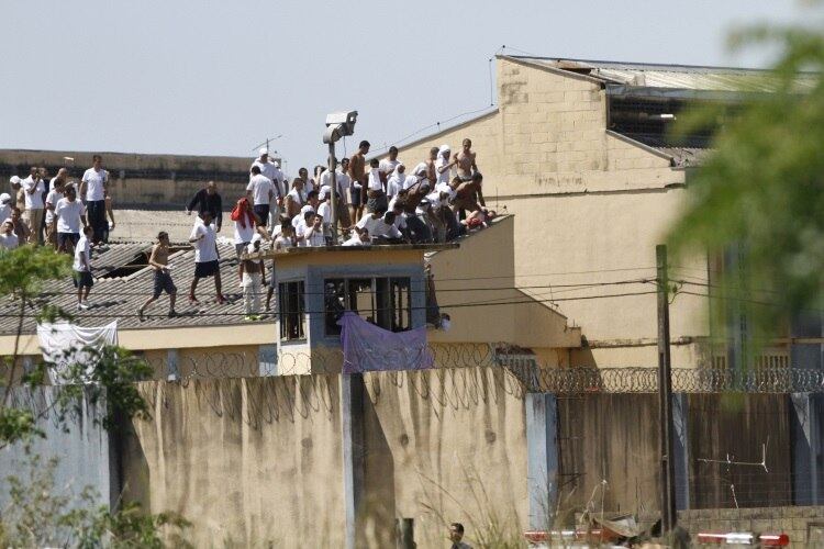 Rebelião começou por volta das 11h40 desta terça-feira (6)
