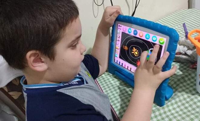 Daniel ama desenhar e suas ilustrações criativas viraram canecas